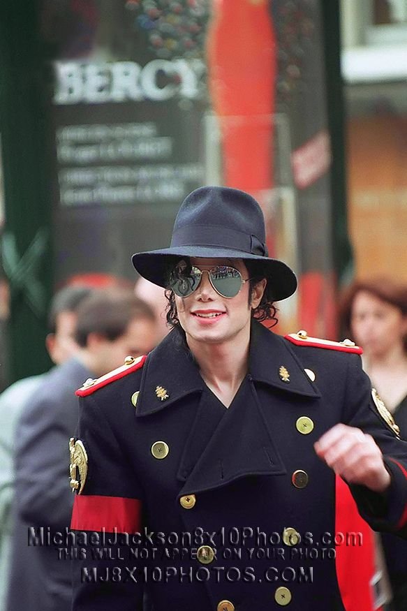 michaeljacksonphotos1997iloveyouparisse2910_2c.jpg