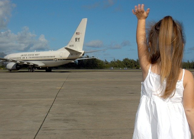 child-waving-goodbye-595429_640.jpg