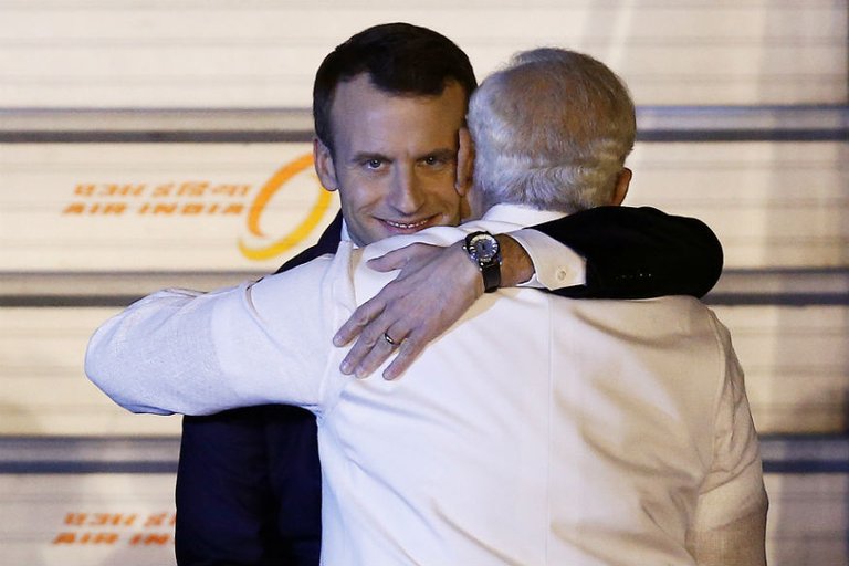 macron1.jpg