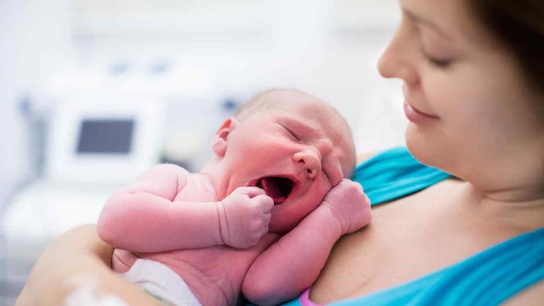 mujer con bebe recien nacido.jpg