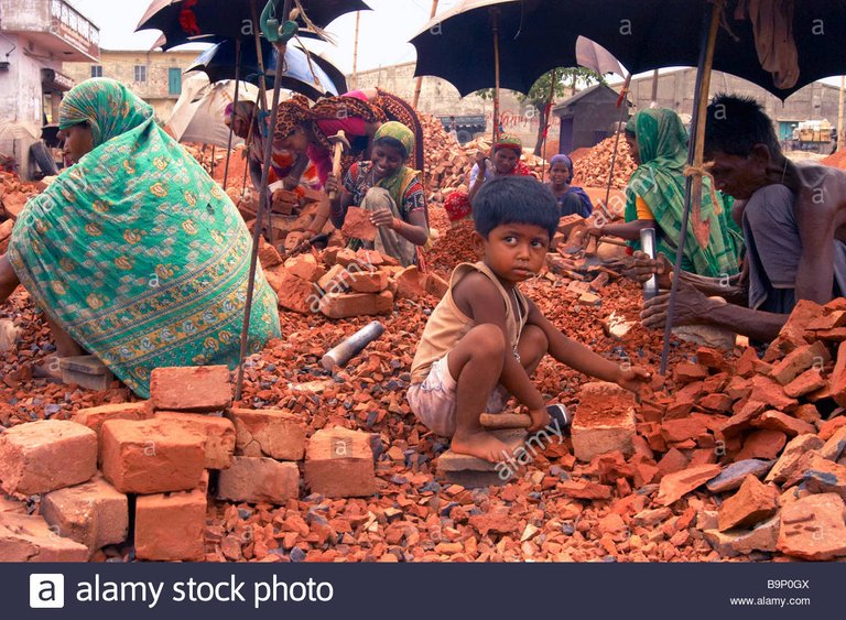 stone-break-breaker-child-labor-asia-poor-cheap-natural-resource-bangladesh-B9P0GX.jpg