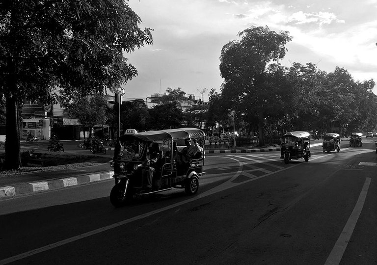 Tuk tuk parade Chiang Mai Thailand.jpg