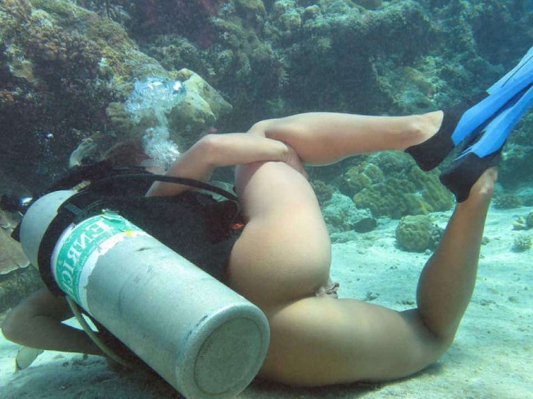 naked-girl-diving-nude-scuba (1).jpg
