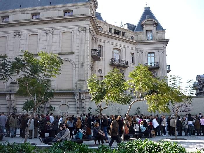 Personas esperando ingresar por una visita al palacio.jpg