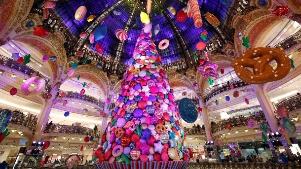 kunterbunt-geschmueckt-zeigt-sich-der-baum-2017-in-den-galeries-lafayette-in-paris-.jpg