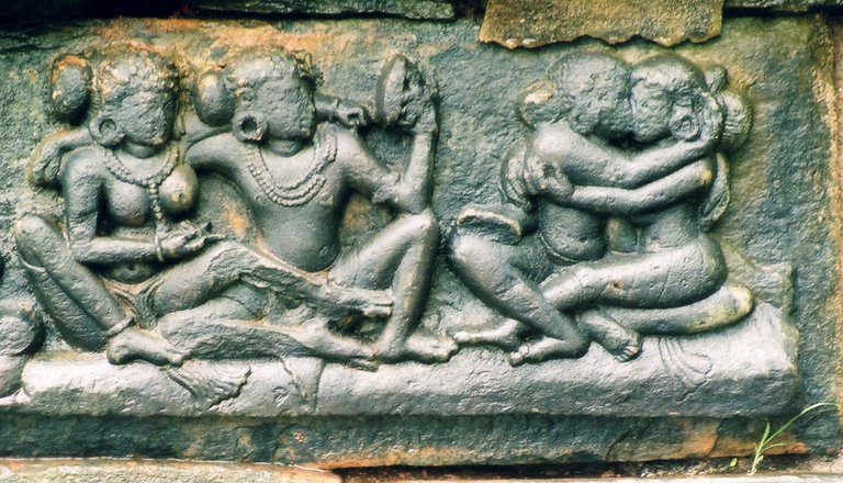 Erotic_Sculpture1_at_Tripurantakesvara_Temple_in_Balligavi.jpg