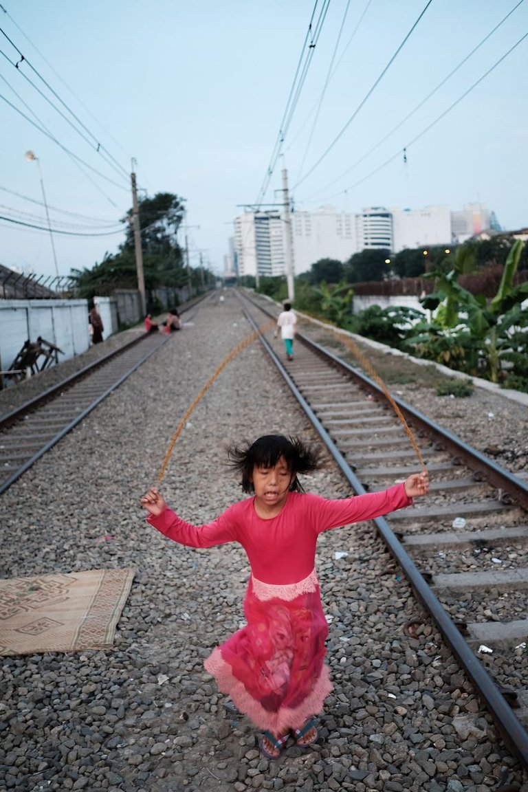 jakarta_slums_life_by_the_railway_vytautas_jankulskas_24.jpg