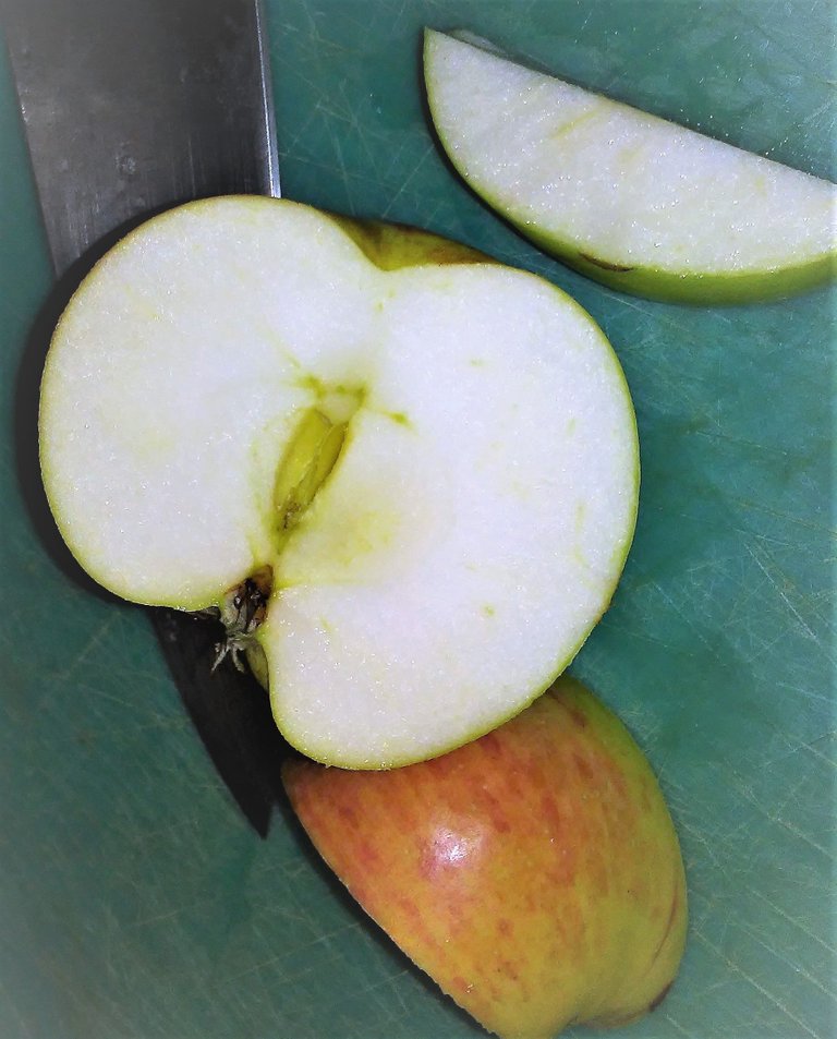 GravensteinApples3.jpg