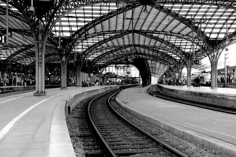 cologne-main-station-1772337_1920.jpg