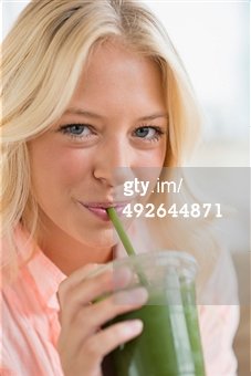 greensmoothiewomen492644871.jpg