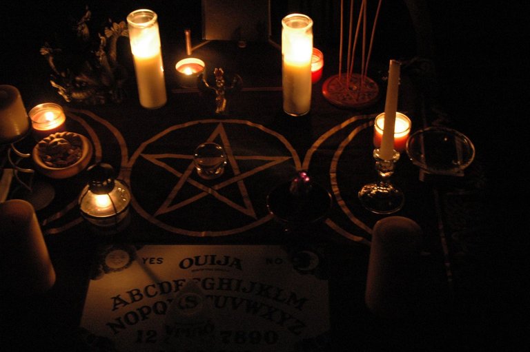 tabla-de-ouija-y-pentagrama.jpg