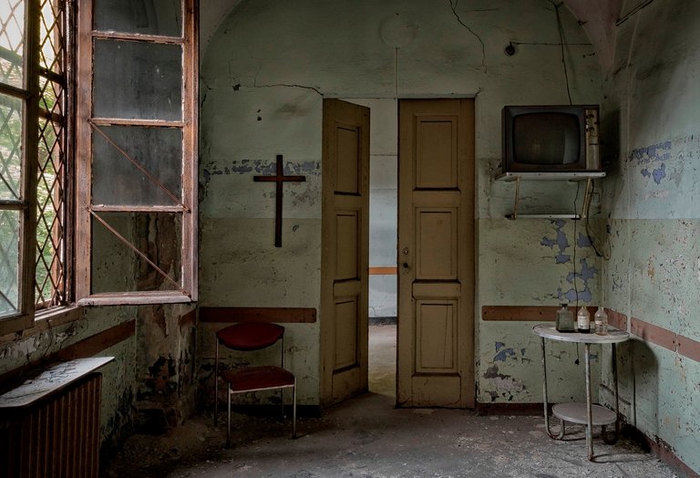 captured in the abandoned Manicomio Dr. Rossetti in Italy. 2014 -Stefan Baumann.jpg