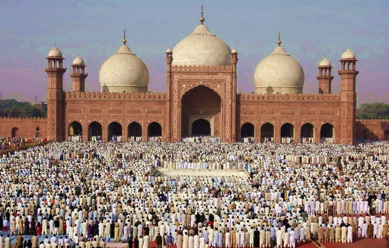 Eid-Prayer-in-Badshahi-Mosque-Lahore.jpg