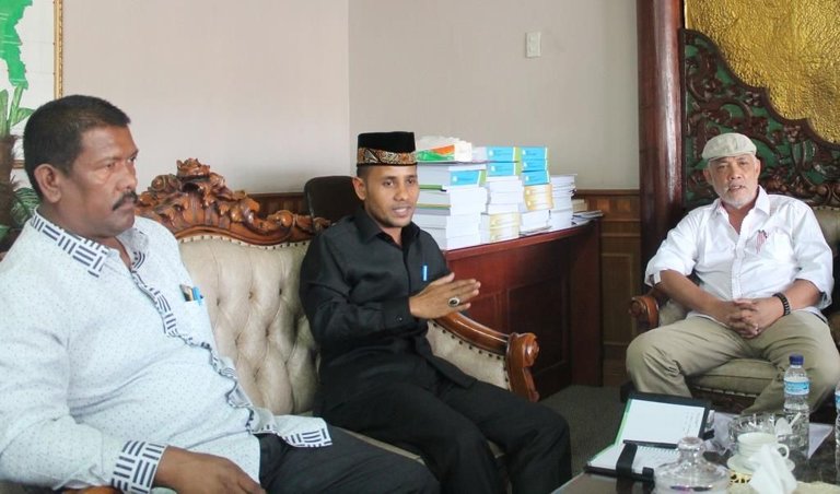 Ketua DPRA Tgk Muharuddin (tengah) bersama anggota dan kuasa hukum DPRA usai rapat bersama pimpinan fraksi di ruang kerjanya.jpg