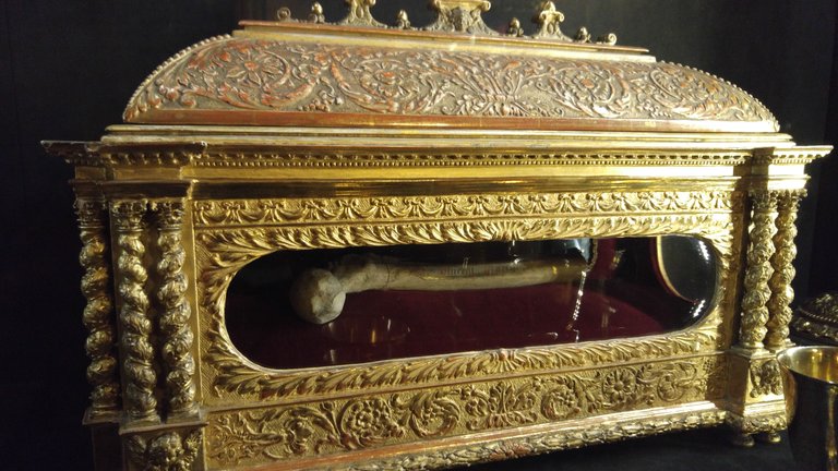 Pic 14 - femur of Saint Vincent of Saragossa.jpg