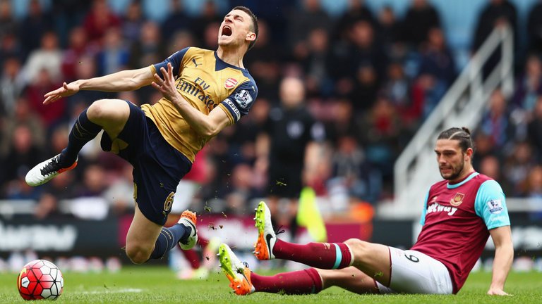 west-ham-arsenal-koscielny-carroll_3445576.jpg