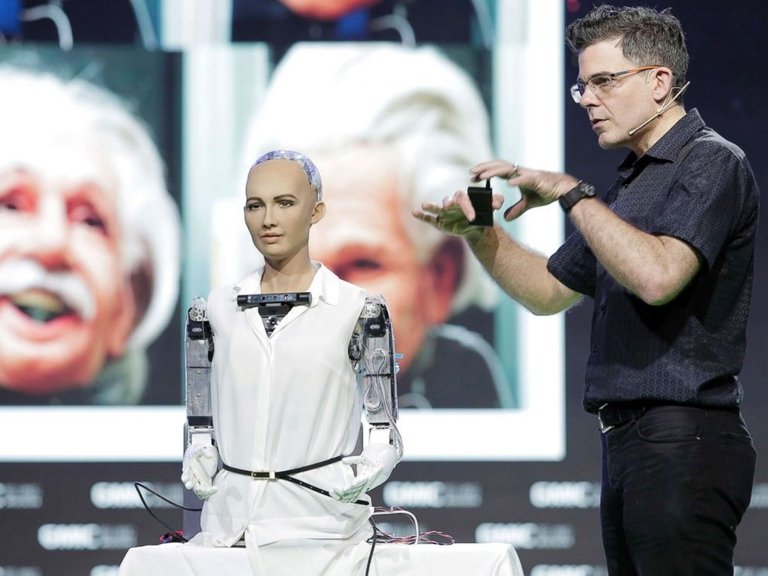 17-10-27-182212sophia-robot-gty-03-jpo-171026_4x3_992 (1).jpg