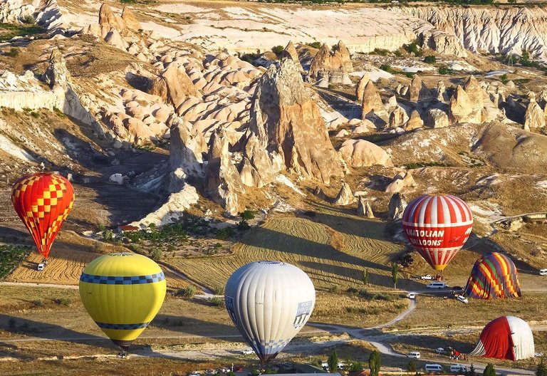 28 - Balloons landing.jpg