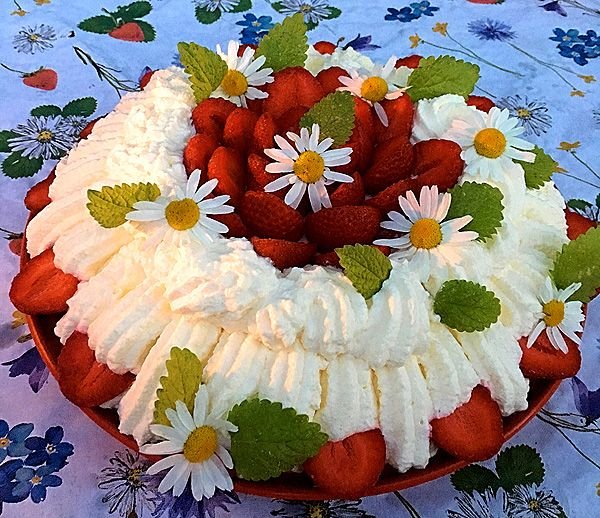 midsommar_oland_ojkroken_midsommartallrik_kryddburken_buffe_midsommarmat_plockmat_lax_kottbullar_prinskorv_agghalvor_rokt_paj_vasterbottenostpaj_lojrom_sill_klassisk_mat_tips_midsommartarta_tarta_sommartarta.jpg