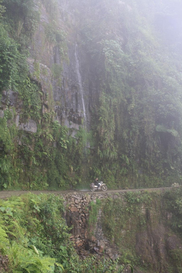 Death_road_bolivia.JPG