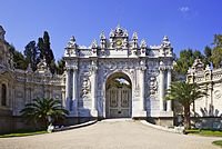 200px-Dolmabahce_Tor-2008-31-07.jpg