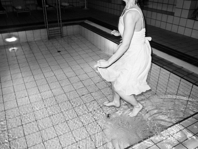 090616_pool_bw_s.jpg