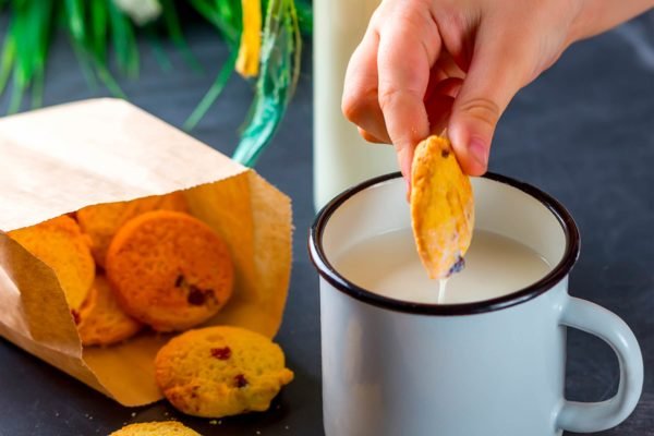 01-The-Real-Reason-Dunking-Milk-in-Cookies-Tastes-So-Darn-Good-Hint-Its-Pure-Science-600x400.jpg