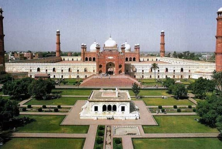 34masjid-badshahi-lahore-pakistan-_120711213655-250.jpg