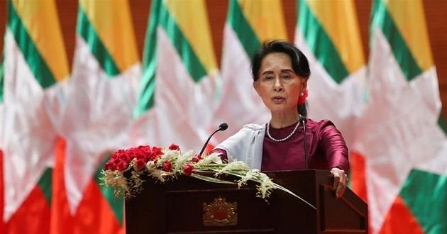 Aung-San-Suu-Kyi-on-mike.jpg