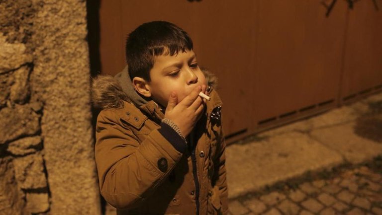 portugal-epiphany-smoking-children_3809257a-f464-11e7-9cc5-99c3d5c09a90.jpg