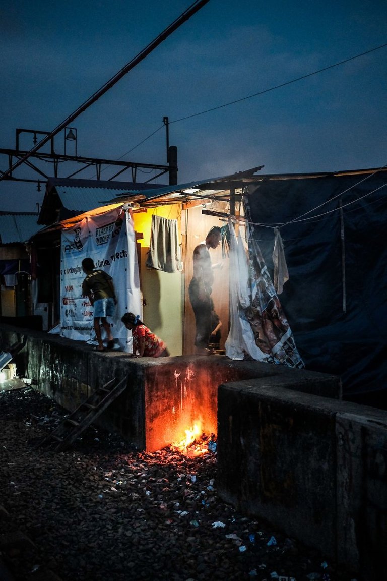 jakarta_slums_life_by_the_railway_vytautas_jankulskas_08.jpg