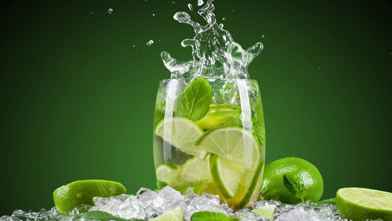 Green-lemon-slice-splash-in-glass.jpg