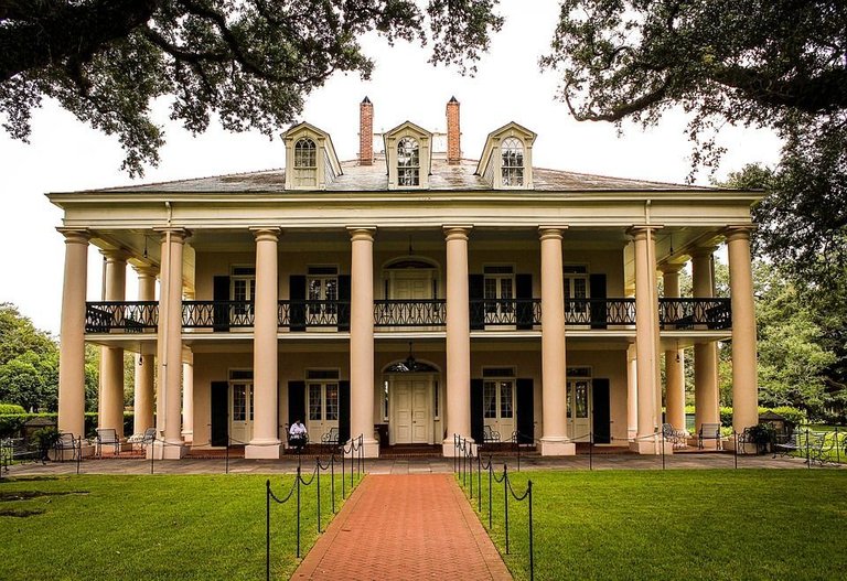 oak-alley-plantation-441828_960_720 close up.jpg