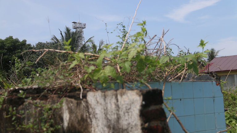 Reruntuhan Tsunami Dengan Latar Belakang Alarm Tsumani, Desa Deah Tengoh.jpg