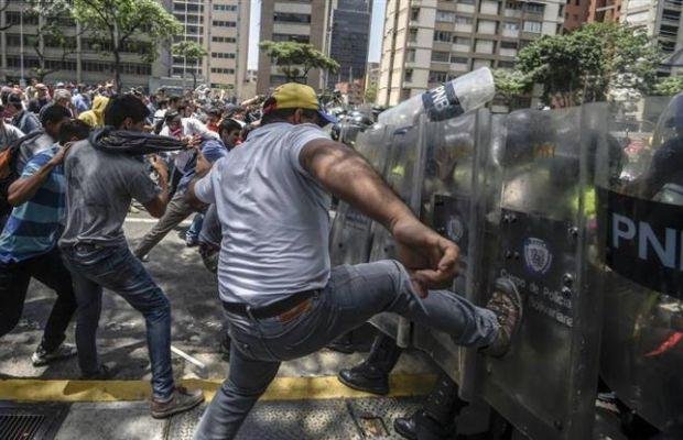 francisco-velasquez-gago-URUGUAY--Manifestaciones-con-heridos-en-Venezuela.jpg