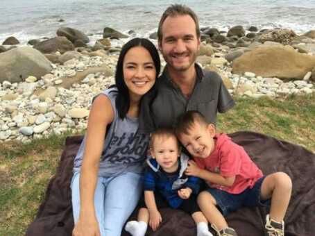 Nick-Vujicic-with-Wife-and-sons.jpg