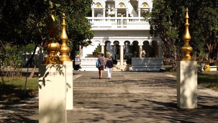 Wat Phai Rong Wua3.jpg