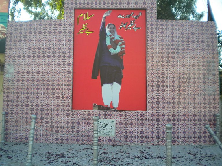 800px-Memorail_of_Benazir_Bhutto.jpg