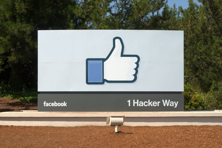 Facebook_Headquarters_Entrance_Sign_Menlo_Park.jpg