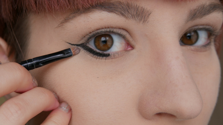 Under Eyeliner- cleaning up - melissavandijkmakeuptutorials.png