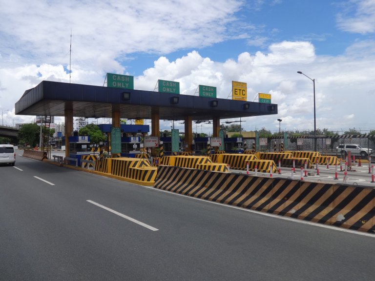 SLEX_tollgate_-_Nichols_(South_Superhighway,_Pasay)(2017-05-21).jpg