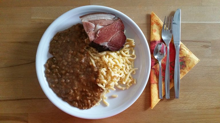 lenses-with-spaetzle-and-smoked-meat-2883679_960_720.jpg