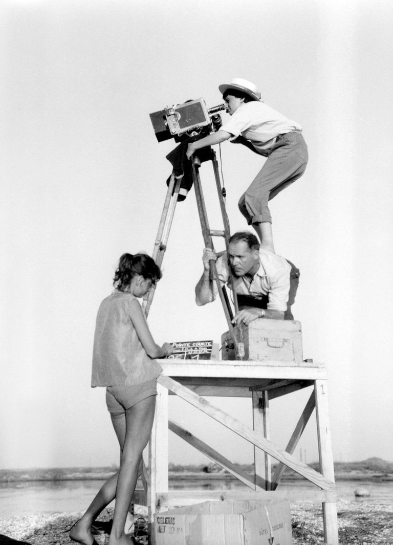 varda-agnes-004-directing-pointe-courte-1955-on-back-of-man.jpg