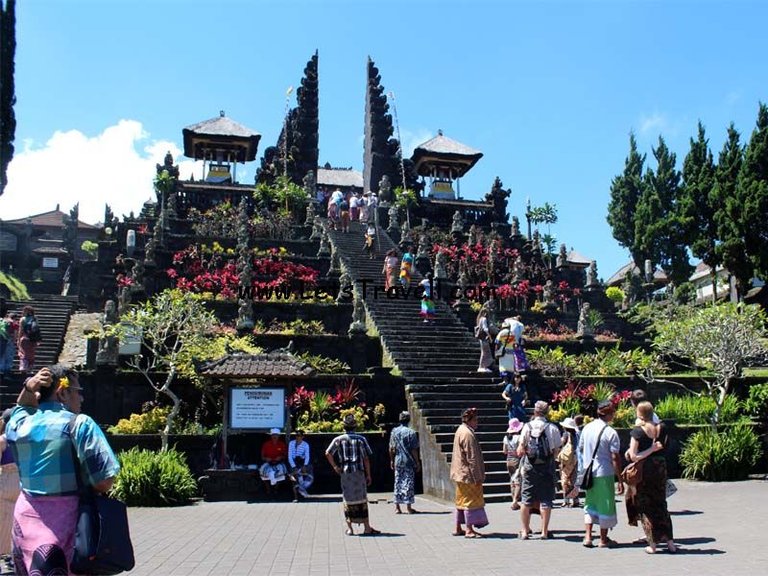 pura-besakih-bali-travel-3.jpg