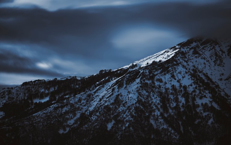 montagna ciano effetto mosso.jpg