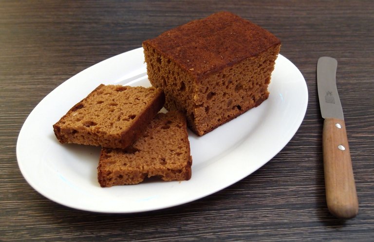 Dutch_style_gingerbread_loaf,_cut_open.jpg