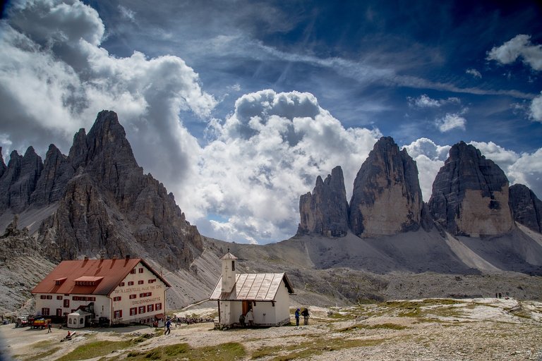 three-peaks-of-lavaredo-hut-1650161_1280.jpg