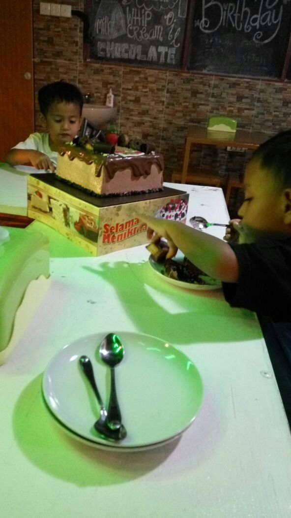 bang azka dan affan makan kue.jpg