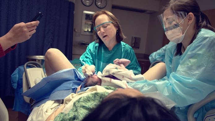 doctor-takes-selfie-with-female-patient-during-labour.jpg