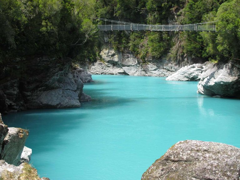 hokitika-gorges-lovely-turquoise-water-is-the-result-of-suspened-glacial-till-in-the-water.jpg